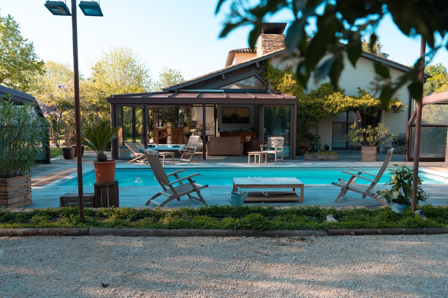 La piscine couverte chauffée sous sa verrière