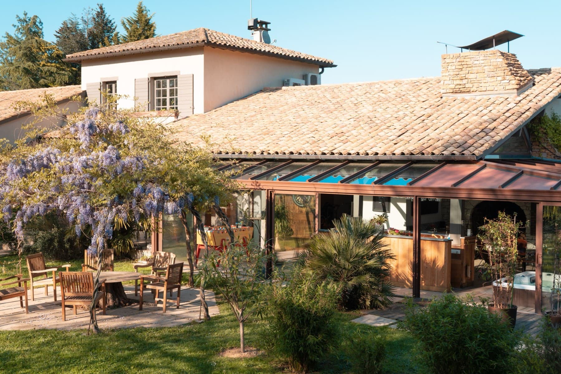 La villa et sa glycine en fleurs, côté terrasse