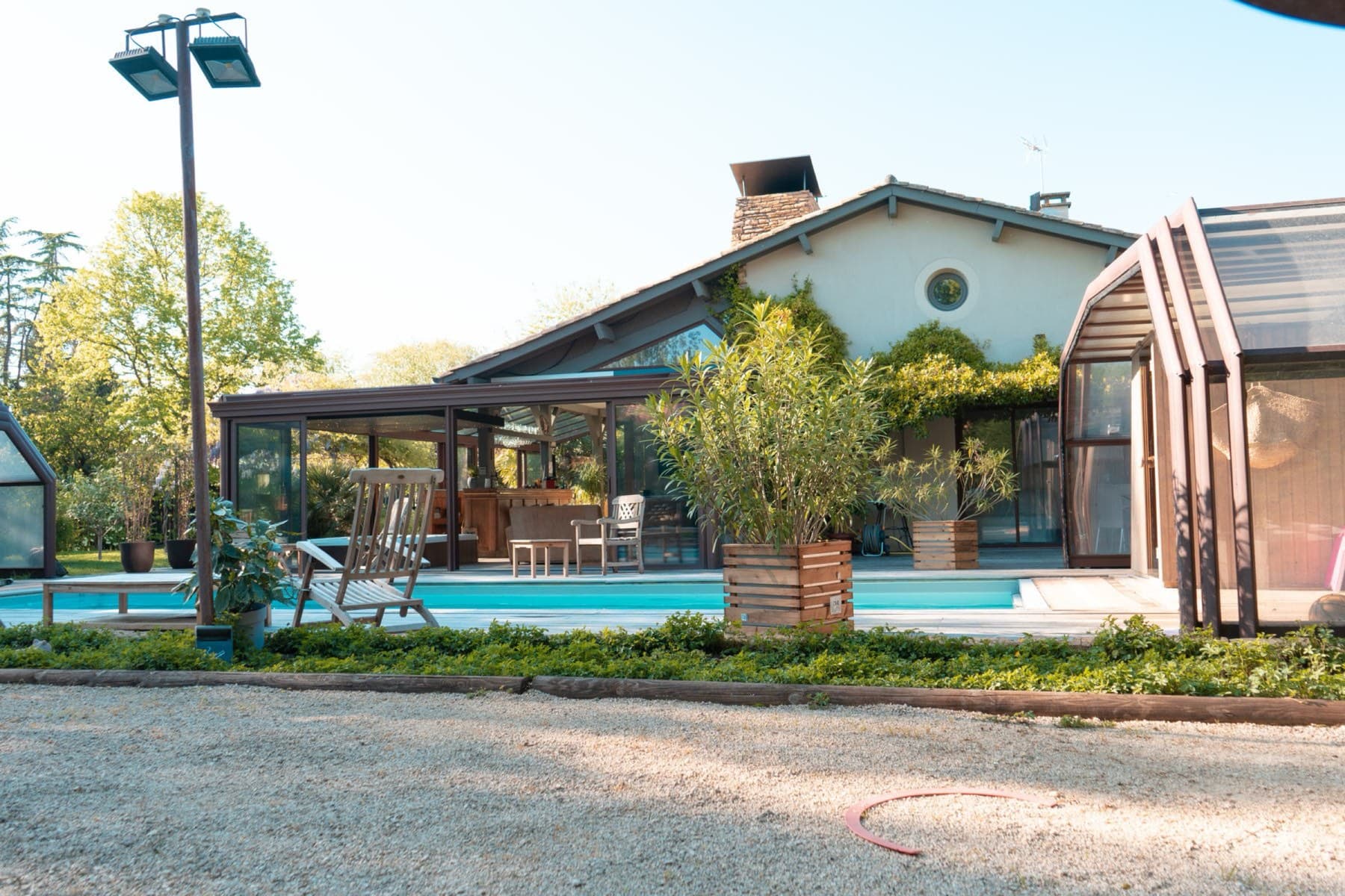 La piscine et ses chaises longues